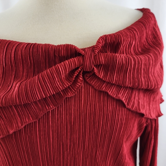 Maroon Pleated Off The Shoulder Blouse Size Small/Medium - Picture 2 of 3